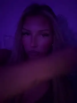 Snapshot of blondeeee chatting on 03.25.26 blondeeee online show from 03.25.26