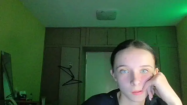 Emilia Light online show from 10.11.25