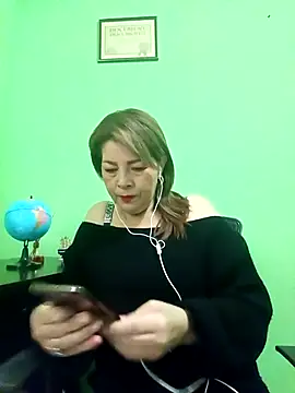 Snapshot of VANESSA__01 chatting on 10.17.25 VANESSA  01 online show from 10.17.25