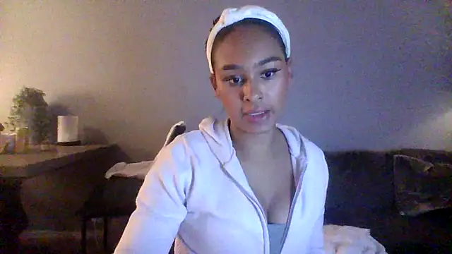 Snapshot of ElviraRose chatting on 10.09.25 ElviraRose online show from 10.09.25
