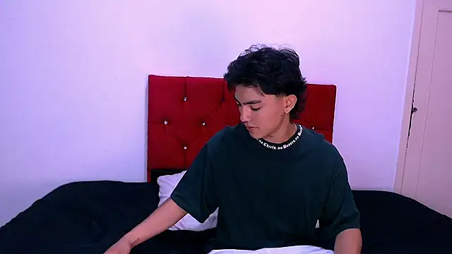 Snapshot of RomeoMillerr chatting on 11.21.25 RomeoMillerr online show from 11.21.25