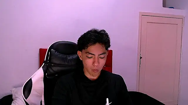 Snapshot of RomeoMillerr chatting on 11.22.25 RomeoMillerr online show from 11.22.25