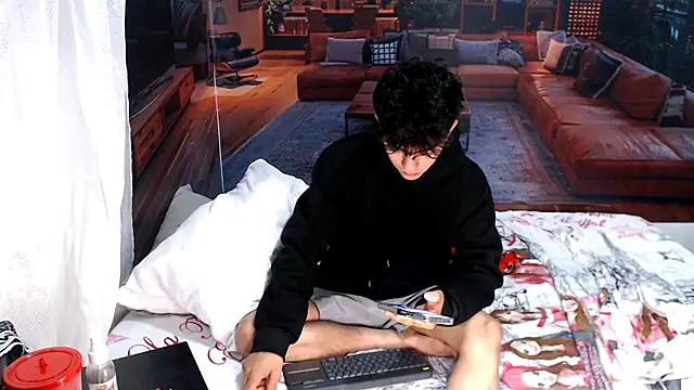 Snapshot of RomeoMillerr chatting on 05.27.26 RomeoMillerr online show from 05.27.26