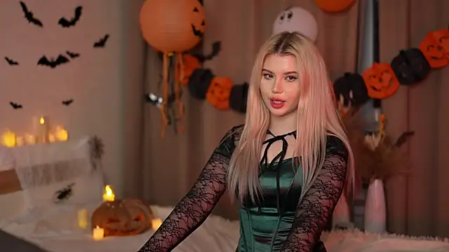 Snapshot of AshleyNikoo chatting on 10.29.25 AshleyNikoo online show from 10.29.25