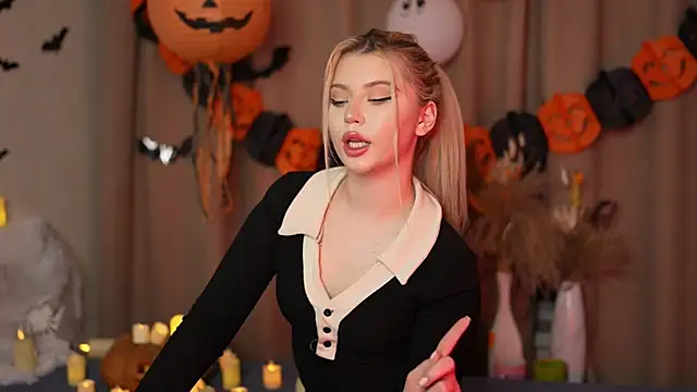 Snapshot of AshleyNikoo chatting on 10.30.25 AshleyNikoo online show from 10.30.25