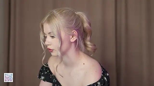 Snapshot of AshleyNikoo chatting on 11.21.25 AshleyNikoo online show from 11.21.25