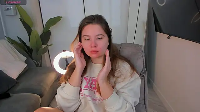 Snapshot of Eva_Cheeky chatting on 10.24.25 Eva Cheeky online show from 10.24.25