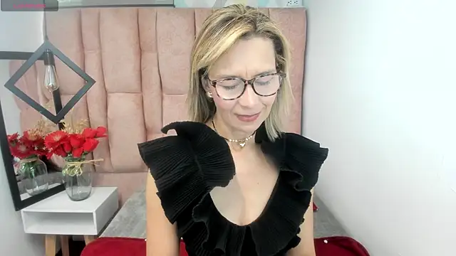 Snapshot of Issa_Milf__ chatting on 06.04.26 Issa Milf online show from 06.04.26