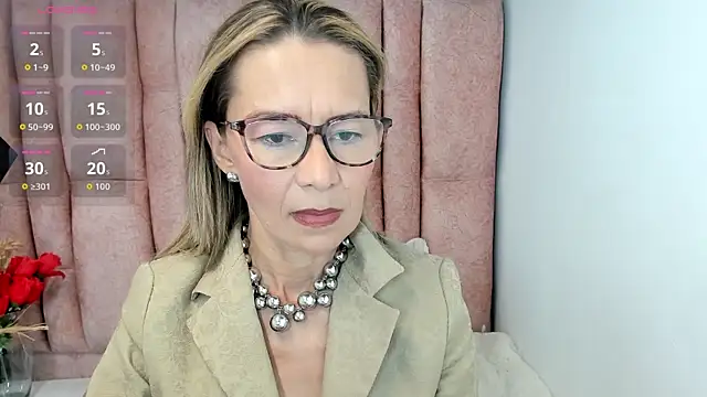 Snapshot of Issa_Milf__ chatting on 06.12.26 Issa Milf online show from 06.12.26