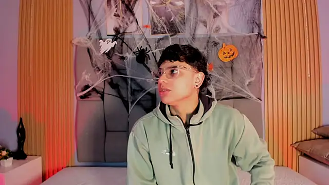 Snapshot of Kandyfrees_ chatting on 10.28.25 Kandyfrees online show from 10.28.25