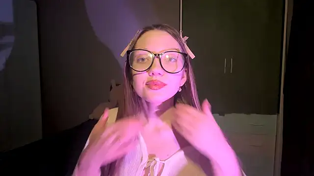 EmiIyKitty online show from 11.10.25