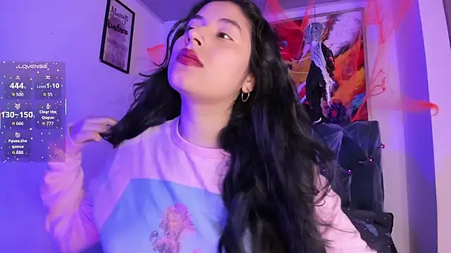 Snapshot of violet_blaze chatting on 11.03.25 violet blaze online show from 11.03.25