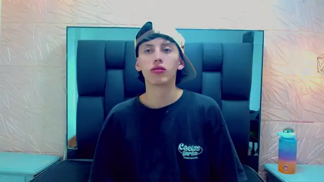 Snapshot of thaigo_twink38 chatting on 11.26.25 thaigo twink38 online show from 11.26.25