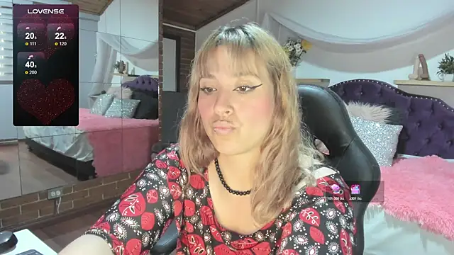 Snapshot of sophialyh_1 chatting on 10.31.25 sophialyh 1 online show from 10.31.25