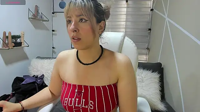 Snapshot of sophialyh_1 chatting on 11.25.25 sophialyh 1 online show from 11.25.25