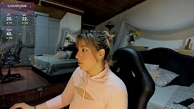 Snapshot of sophialyh_1 chatting on 11.26.25 sophialyh 1 online show from 11.26.25