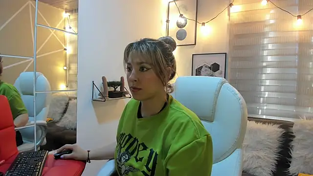 Snapshot of sophialyh_1 chatting on 11.27.25 sophialyh 1 online show from 11.27.25