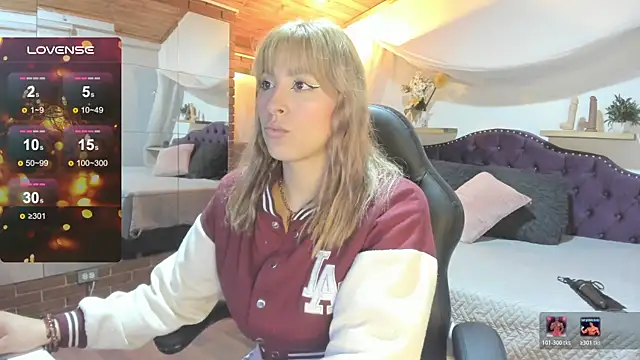 Snapshot of sophialyh_1 chatting on 12.15.25 sophialyh 1 online show from 12.15.25