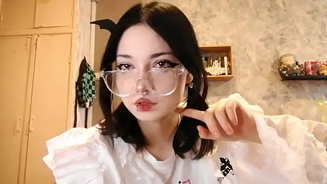 Snapshot of Beeping_Creature chatting on 10.26.25 Beeping Creature online show from 10.26.25