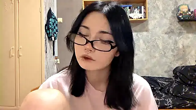 Snapshot of Beeping_Creature chatting on 11.12.25 Beeping Creature online show from 11.12.25