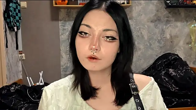 Snapshot of Beeping_Creature chatting on 11.21.25 Beeping Creature online show from 11.21.25