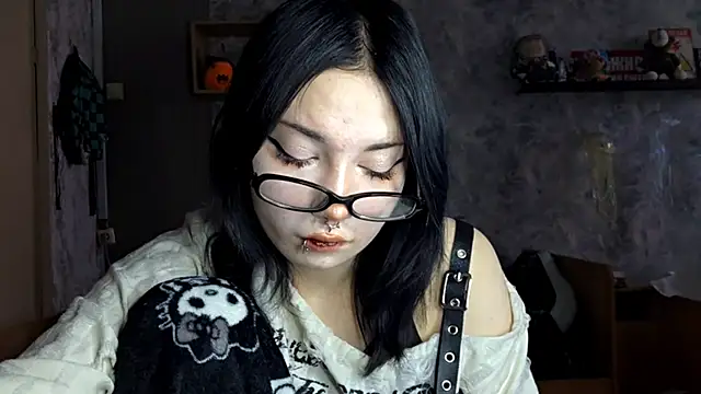 Snapshot of Beeping_Creature chatting on 12.03.25 Beeping Creature online show from 12.03.25