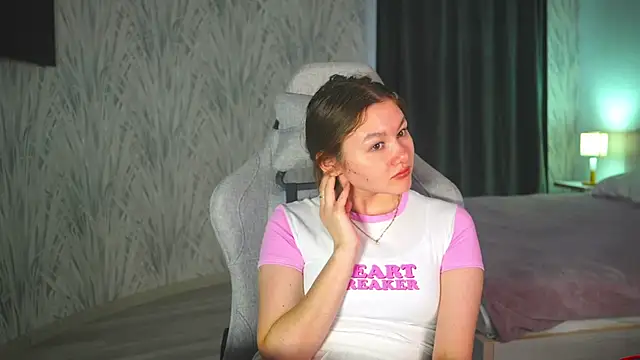 Snapshot of LewisThrone chatting on 09.28.25 LewisThrone online show from 09.28.25