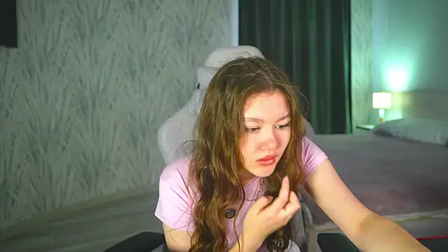 Snapshot of LewisThrone chatting on 09.29.25 LewisThrone online show from 09.29.25