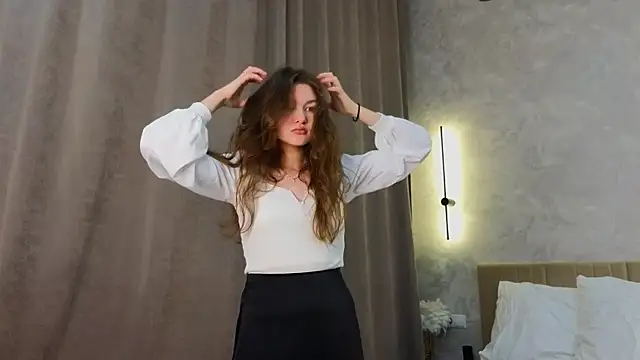 Snapshot of LewisThrone chatting on 10.09.25 LewisThrone online show from 10.09.25