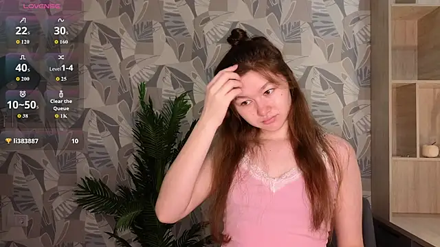 Snapshot of LewisThrone chatting on 12.04.25 LewisThrone online show from 12.04.25