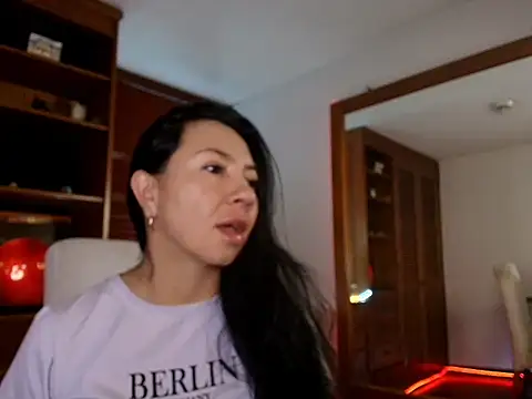 Snapshot of Talia__velvet chatting on 12.22.25 Talia velvet online show from 12.22.25