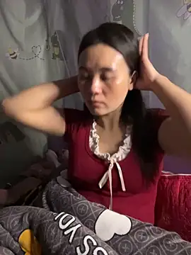 Snapshot of Suna-ny chatting on 11.19.25 Suna-ny online show from 11.19.25