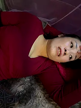 Snapshot of Suna-ny chatting on 11.25.25 Suna-ny online show from 11.25.25