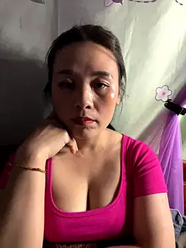 Snapshot of Suna-ny chatting on 12.14.25 Suna-ny online show from 12.14.25