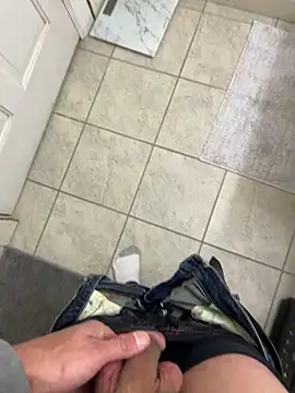 Snapshot of littleguybigdick1564 chatting on 11.22.25 littleguybigdick1564 online show from 11.22.25