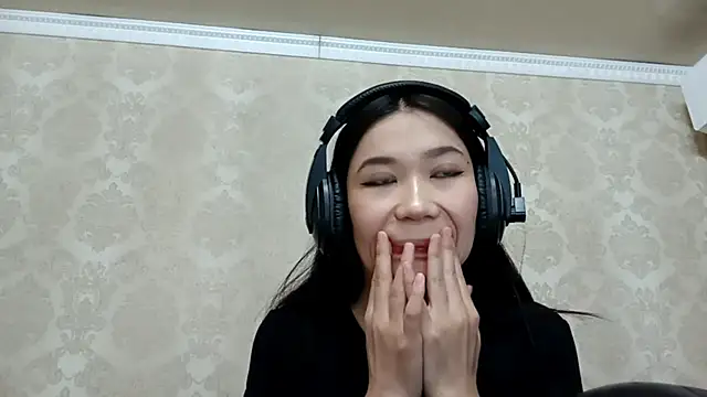 Snapshot of YukiShaapan chatting on 10.15.25 YukiShaapan online show from 10.15.25