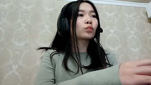 Snapshot of YukiShaapan chatting on 10.16.25 YukiShaapan online show from 10.16.25