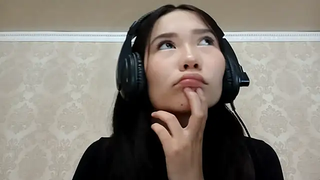 Snapshot of YukiShaapan chatting on 10.18.25 YukiShaapan online show from 10.18.25