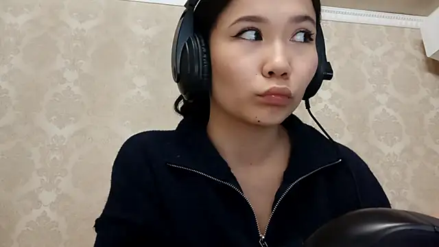 Snapshot of YukiShaapan chatting on 10.30.25 YukiShaapan online show from 10.30.25