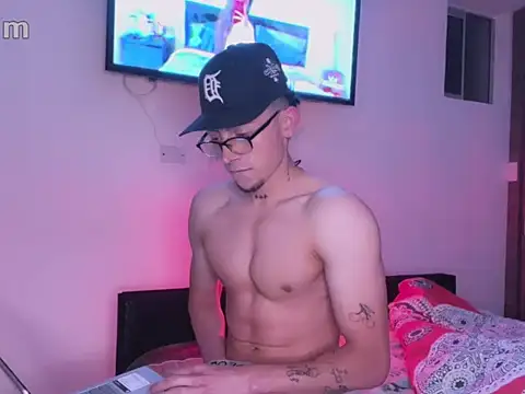 strongManLatino online show from 10.10.25