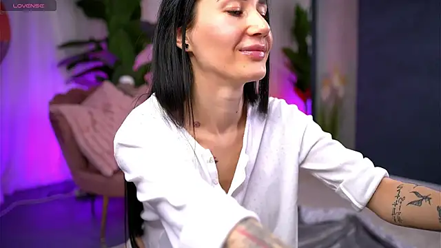 Snapshot of SerenaVelour chatting on 10.21.25 SerenaVelour online show from 10.21.25