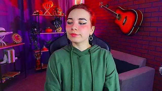 Snapshot of MarcelineChi chatting on 12.04.25 MarcelineChi online show from 12.04.25