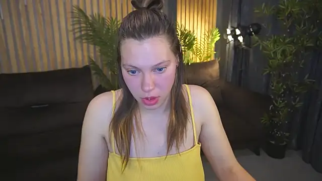 Snapshot of FuckMeDoll_ chatting on 10.02.25 FuckMeDoll online show from 10.02.25