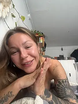 MiraLuna online show from 11.06.25