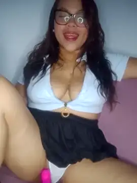 Snapshot of loren_g08 chatting on 11.26.25 loren g08 online show from 11.26.25