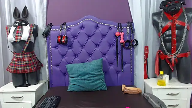 Snapshot of Sophie-dbs chatting on 11.16.25 Sophie-dbs online show from 11.16.25