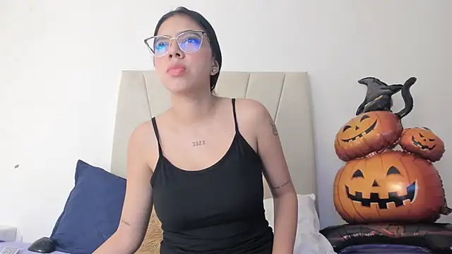 Snapshot of Ainoa_Pink chatting on 10.11.25 Ainoa Pink online show from 10.11.25