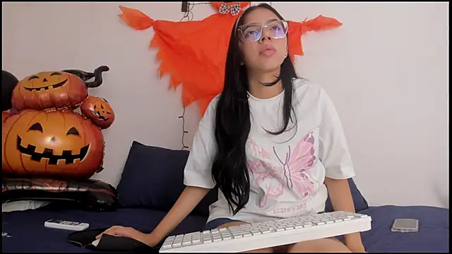 Snapshot of Ainoa_Pink chatting on 10.17.25 Ainoa Pink online show from 10.17.25
