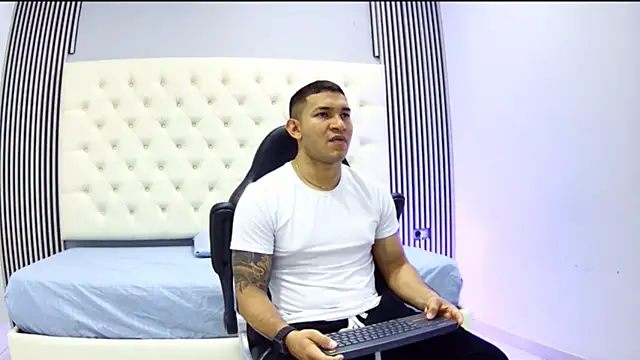 venedic bull online show from 10.28.25