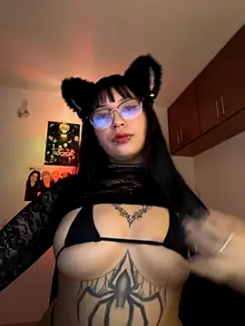 Snapshot of Hinatamoon_ chatting on 10.23.25 Hinatamoon online show from 10.23.25